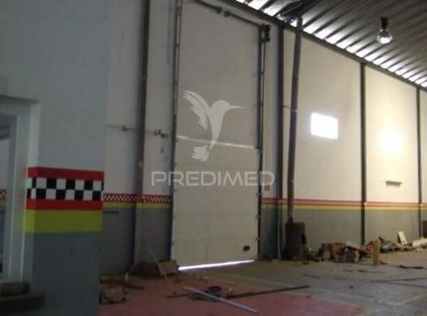 Stand automóvel e oficina com 1.080m² em elvas