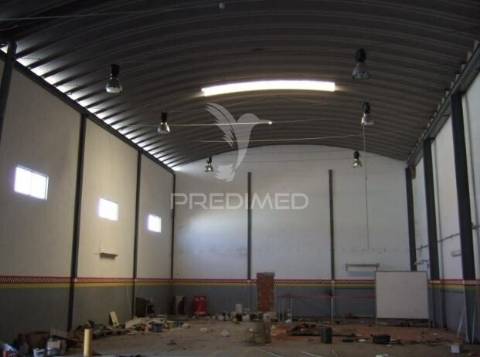 Stand automóvel e oficina com 1.080m² em elvas