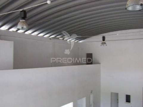 Stand automóvel e oficina com 1.080m² em elvas