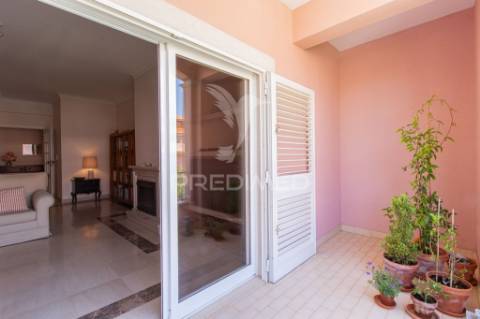 T3 remodelado com garagem box na costa da guia, cascais