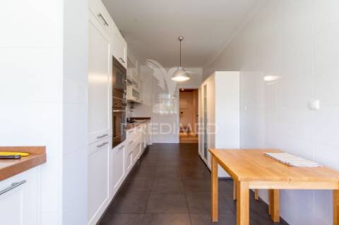 T3 remodelado com garagem box na costa da guia, cascais