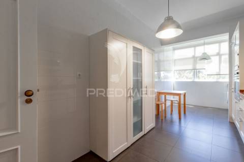 T3 remodelado com garagem box na costa da guia, cascais