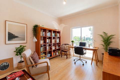 T3 remodelado com garagem box na costa da guia, cascais