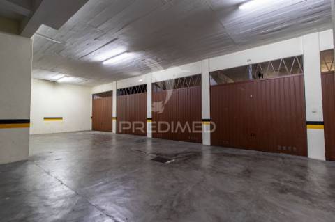 T3 remodelado com garagem box na costa da guia, cascais