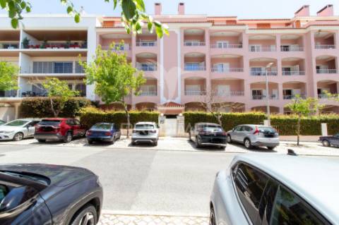T3 remodelado com garagem box na costa da guia, cascais