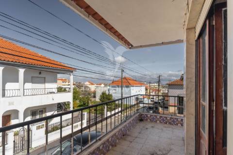 Oportunidade - moradia bifamiliar, com logradouro + terreno