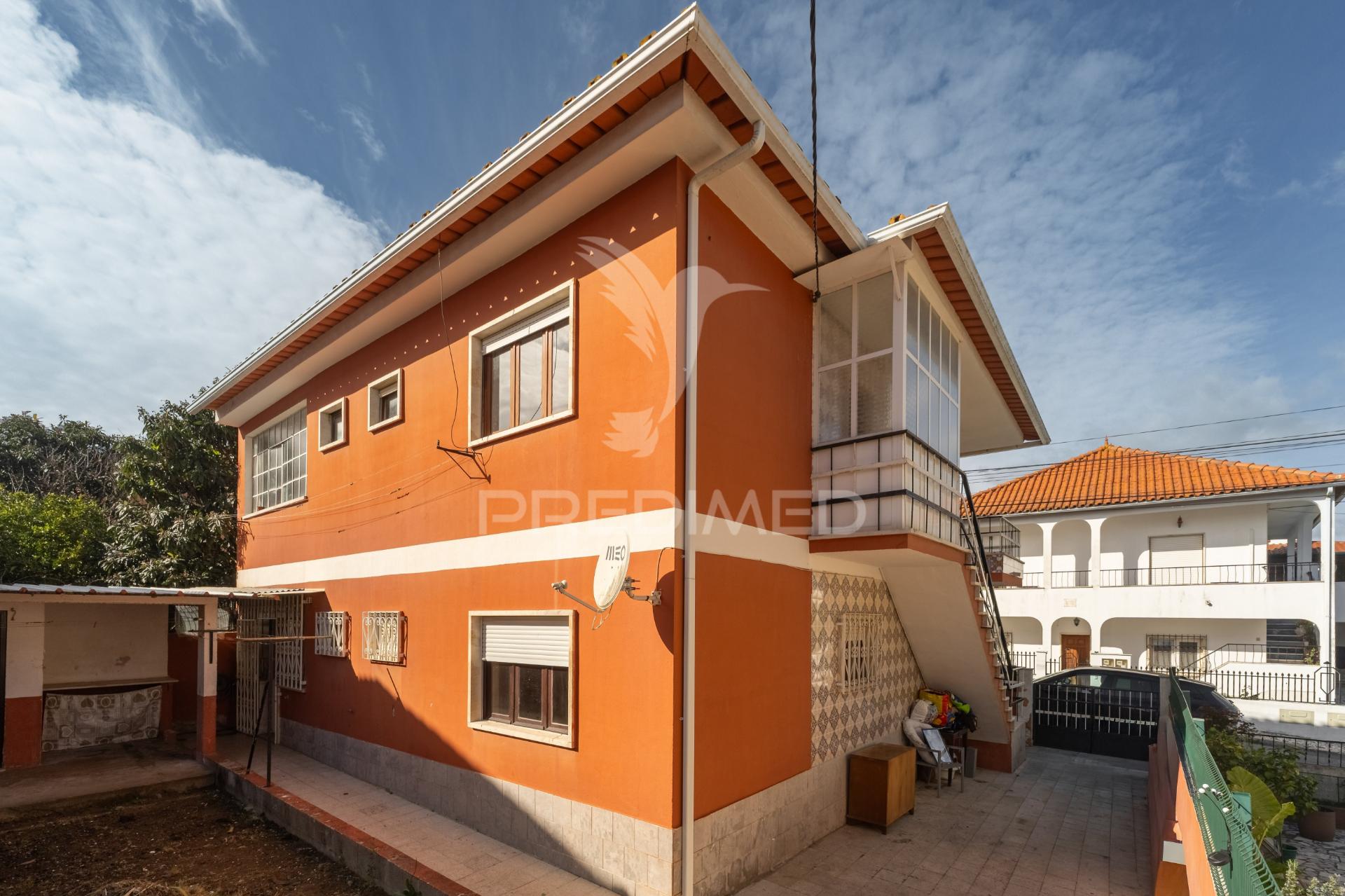 Oportunidade - moradia bifamiliar, com logradouro + terreno