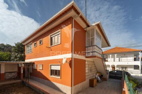 Oportunidade - moradia bifamiliar, com logradouro + terreno