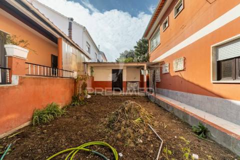 Oportunidade - moradia bifamiliar, com logradouro + terreno