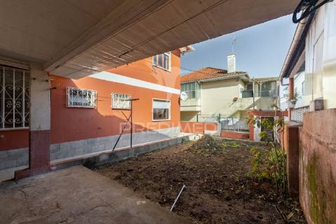 Oportunidade - moradia bifamiliar, com logradouro + terreno