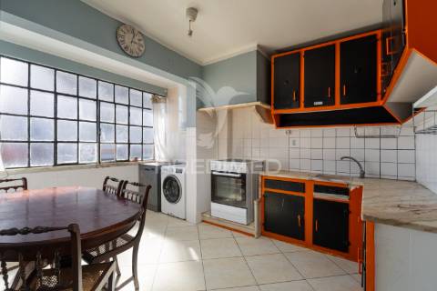 Oportunidade - moradia bifamiliar, com logradouro + terreno