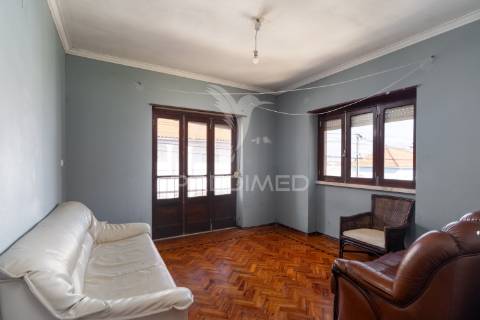 Oportunidade - moradia bifamiliar, com logradouro + terreno