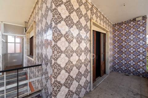 Oportunidade - moradia bifamiliar, com logradouro + terreno