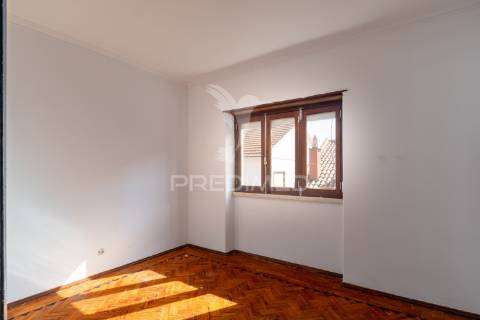 Oportunidade - moradia bifamiliar, com logradouro + terreno