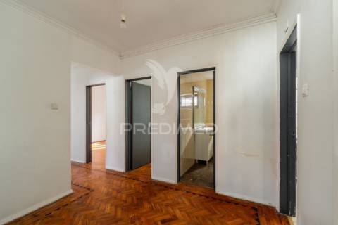 Oportunidade - moradia bifamiliar, com logradouro + terreno