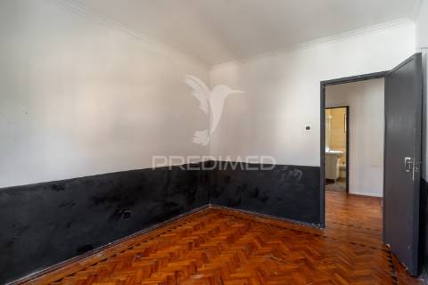 Oportunidade - moradia bifamiliar, com logradouro + terreno