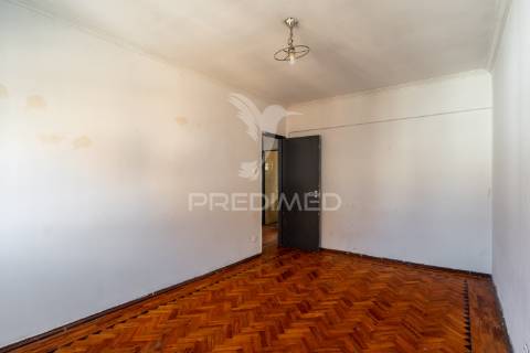 Oportunidade - moradia bifamiliar, com logradouro + terreno