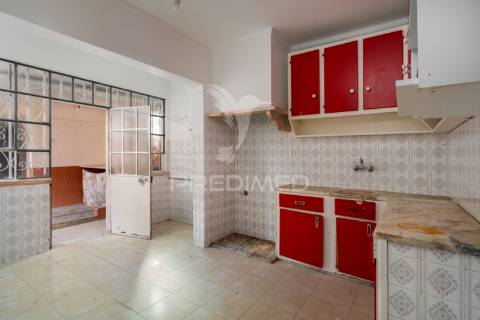 Oportunidade - moradia bifamiliar, com logradouro + terreno