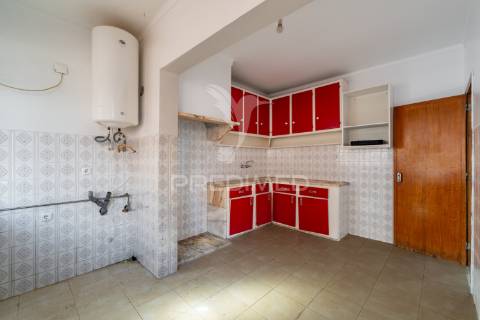 Oportunidade - moradia bifamiliar, com logradouro + terreno