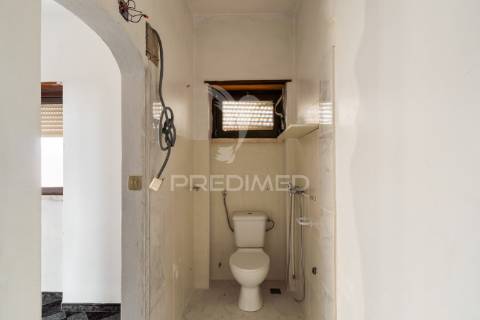 Oportunidade - moradia bifamiliar, com logradouro + terreno