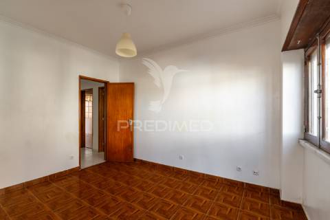 Oportunidade - moradia bifamiliar, com logradouro + terreno