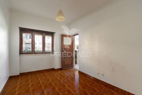 Oportunidade - moradia bifamiliar, com logradouro + terreno
