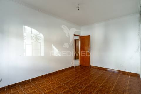 Oportunidade - moradia bifamiliar, com logradouro + terreno