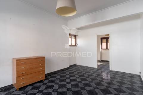 Oportunidade - moradia bifamiliar, com logradouro + terreno
