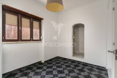 Oportunidade - moradia bifamiliar, com logradouro + terreno