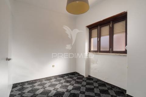 Oportunidade - moradia bifamiliar, com logradouro + terreno