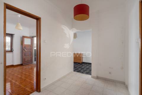 Oportunidade - moradia bifamiliar, com logradouro + terreno