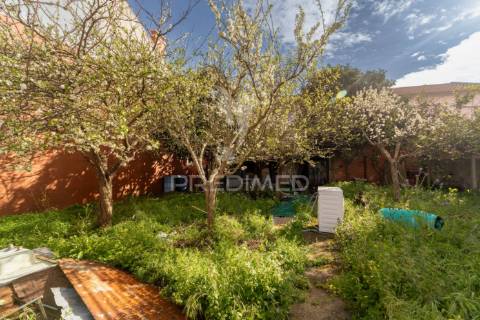 Oportunidade - moradia bifamiliar, com logradouro + terreno