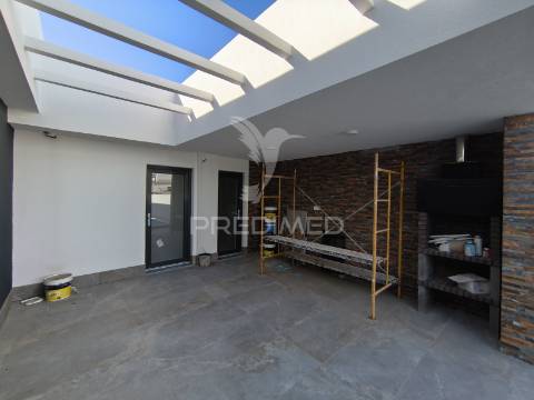 Moradia isolada com piscina – possibilidade de permuta