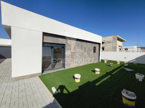 Moradia isolada com piscina – possibilidade de permuta