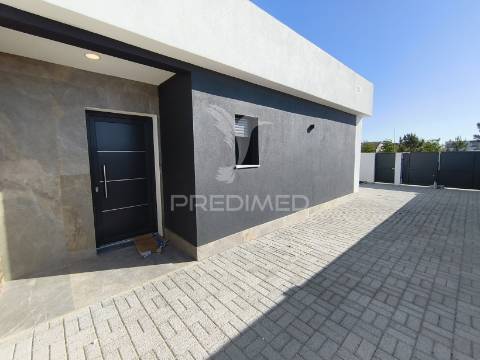 Moradia isolada com piscina – possibilidade de permuta