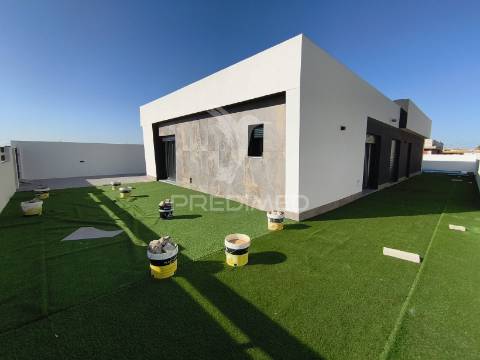Moradia isolada com piscina – possibilidade de permuta