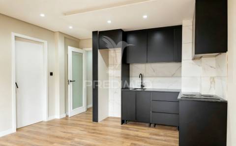 T1 remodelado com varanda junto à maternidade júlio dinis, porto