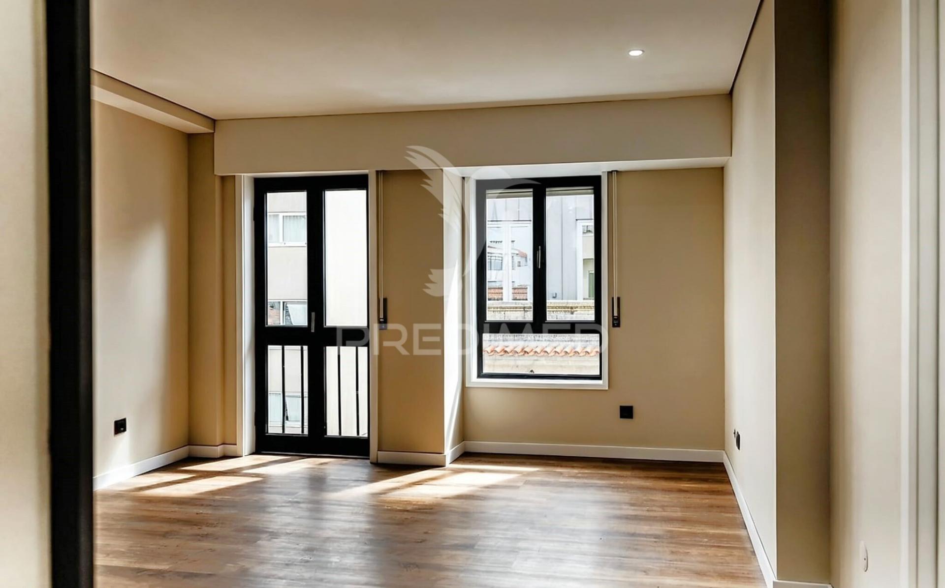 T1 remodelado com varanda junto à maternidade júlio dinis, porto