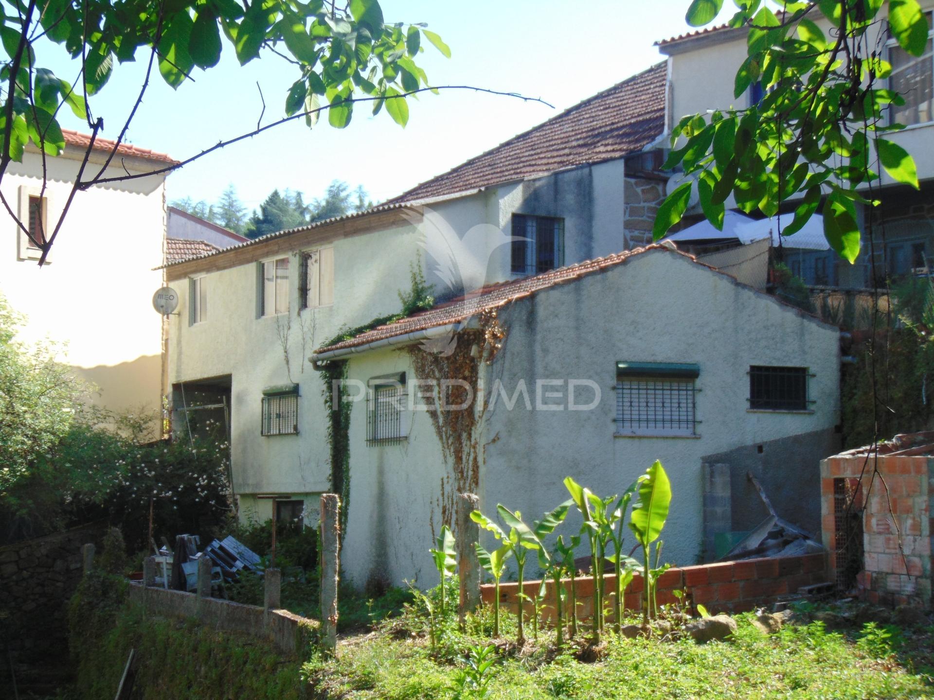 Casa com terreno para recuperar, no rio corgo, em vila real