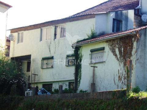 Casa com terreno para recuperar, no rio corgo, em vila real