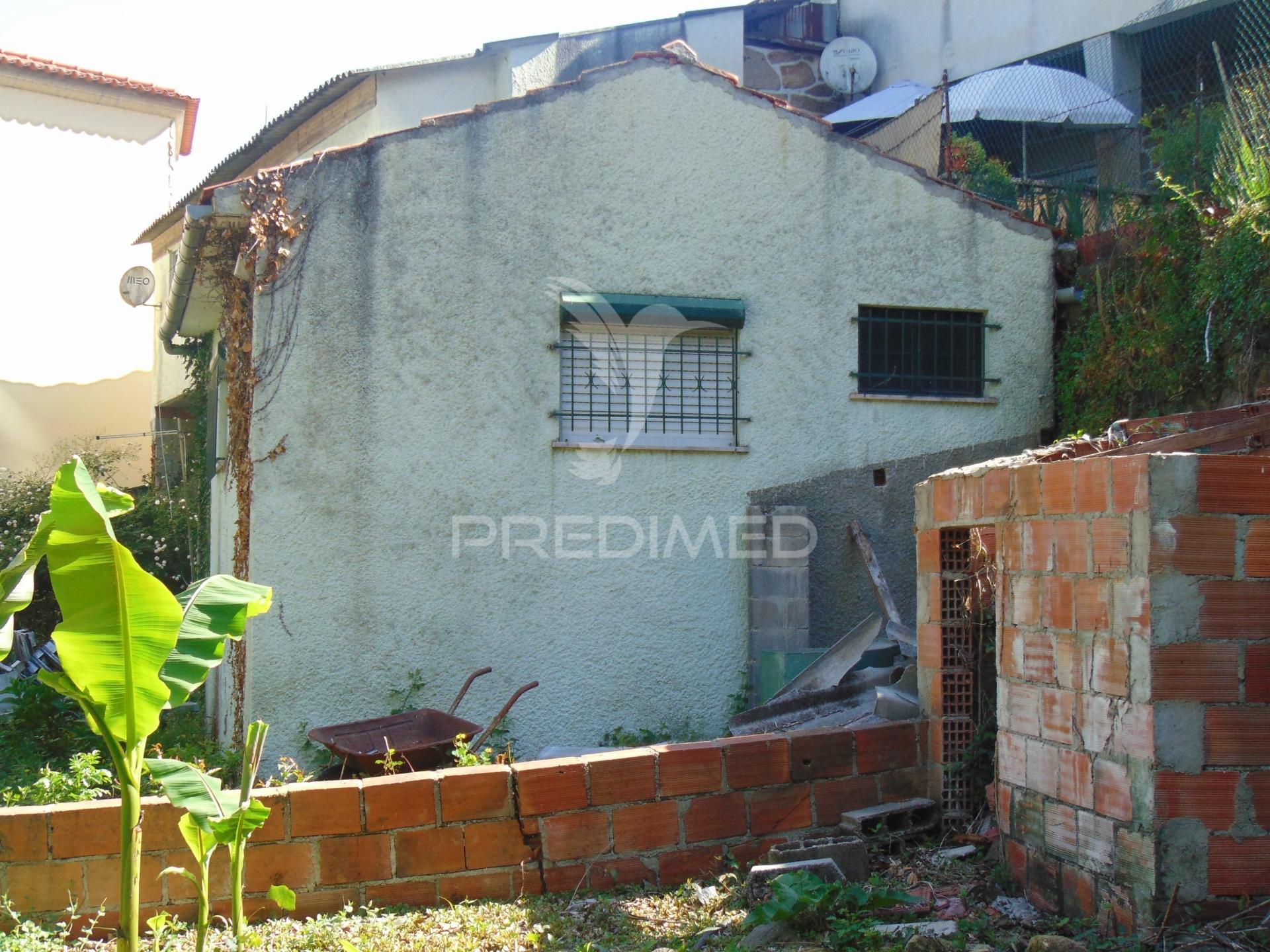 Casa com terreno para recuperar, no rio corgo, em vila real