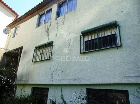Casa com terreno para recuperar, no rio corgo, em vila real