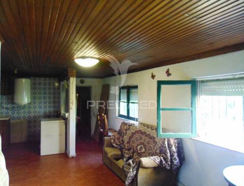 Casa com terreno para recuperar, no rio corgo, em vila real