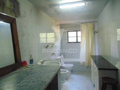 Casa com terreno para recuperar, no rio corgo, em vila real