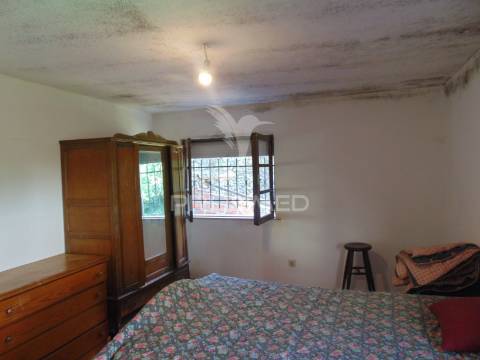 Casa com terreno para recuperar, no rio corgo, em vila real