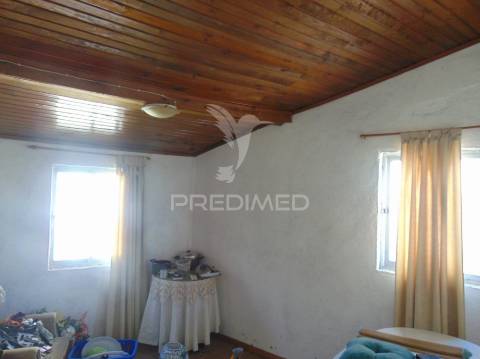 Casa com terreno para recuperar, no rio corgo, em vila real