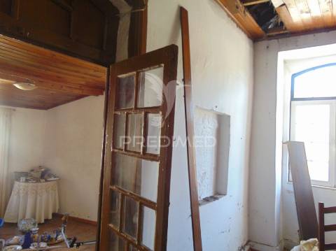 Casa com terreno para recuperar, no rio corgo, em vila real