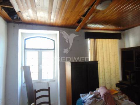 Casa com terreno para recuperar, no rio corgo, em vila real