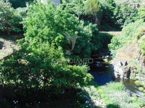 Casa com terreno para recuperar, no rio corgo, em vila real