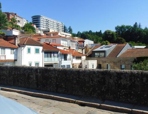 Casa com terreno para recuperar, no rio corgo, em vila real